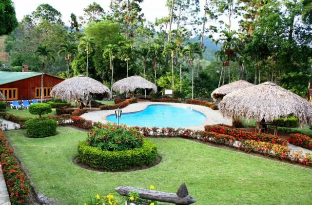 Hotel Rancho Las Guazaras piscina jardin